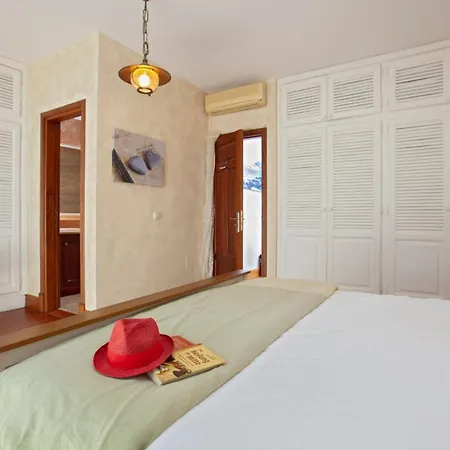 Sleeps 6 Pool Air Con Wifi *